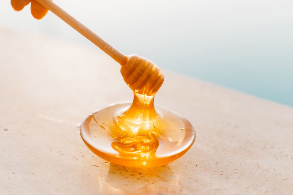 Du miel pour la peau et les cheveux : les bienfaits